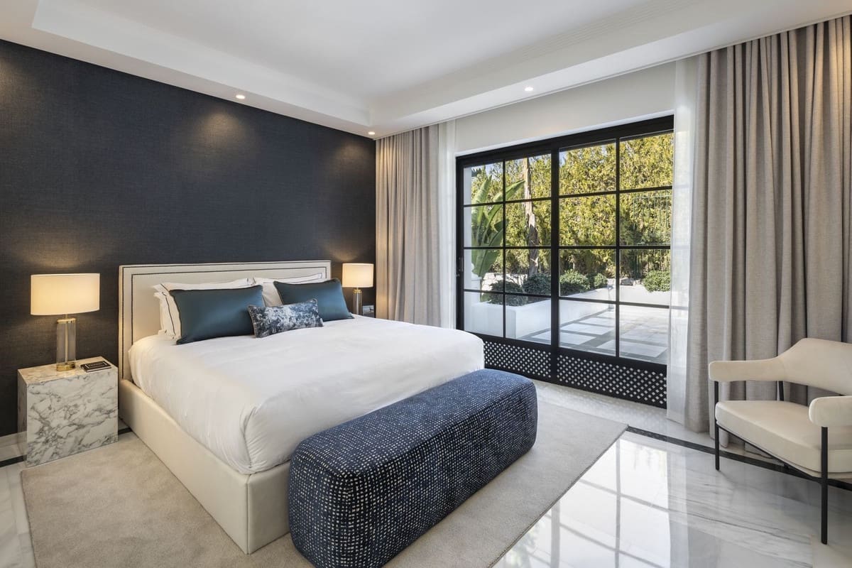 12 sypialnia Willa na sprzedaż w Nueva Andalucia z basenem garażem - 10 850 000 € (Ref: 8441787)