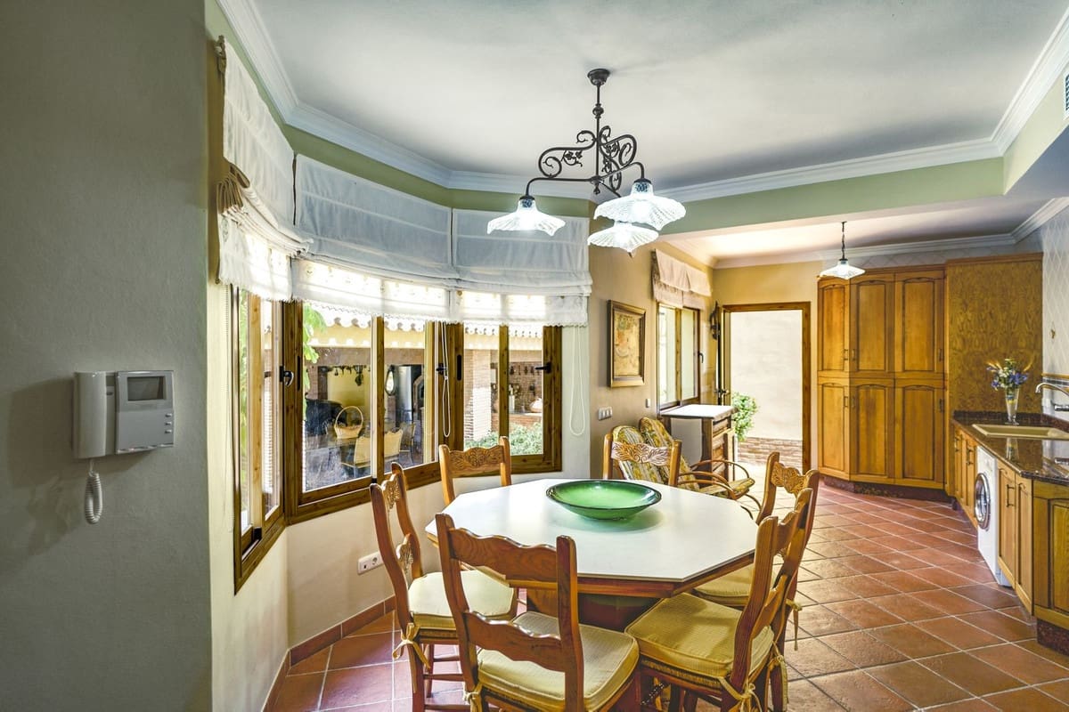 10 Zimmer Villa zu verkaufen in Benahavis mit Pool Garage - 3.950.000 € (Ref: 8441824)