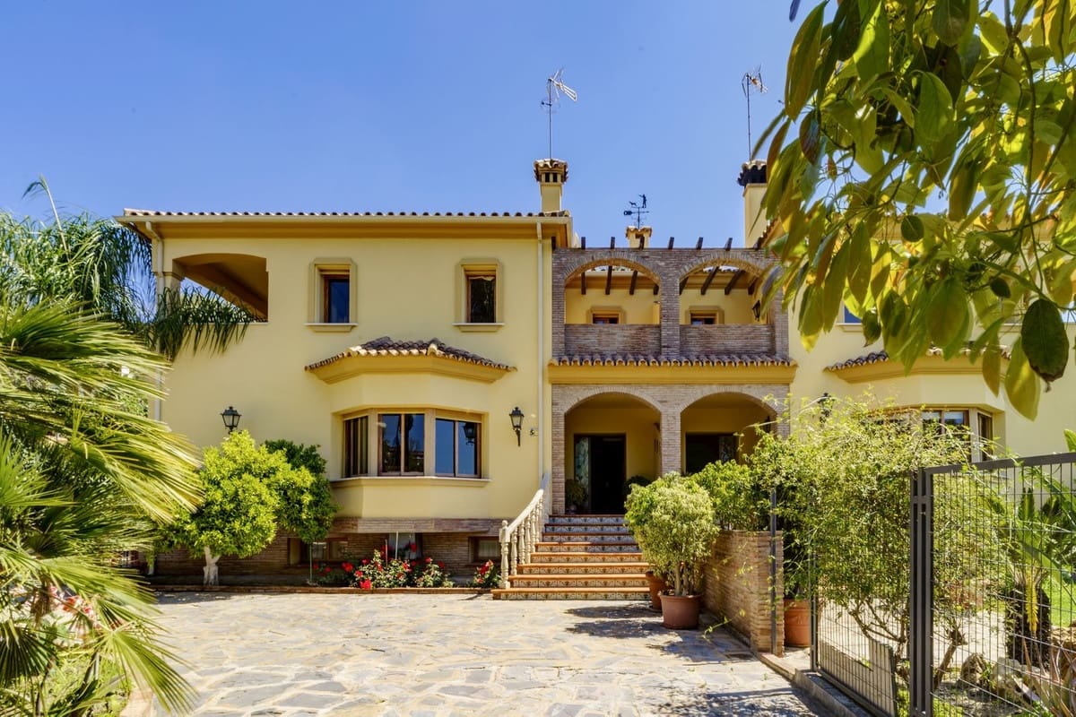 10 Zimmer Villa zu verkaufen in Benahavis mit Pool Garage - 3.950.000 € (Ref: 8441824)