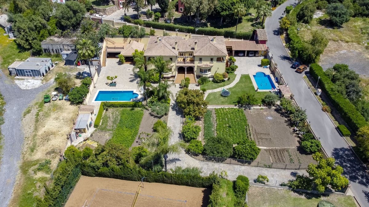 10 Zimmer Villa zu verkaufen in Benahavis mit Pool Garage - 3.950.000 € (Ref: 8441824)