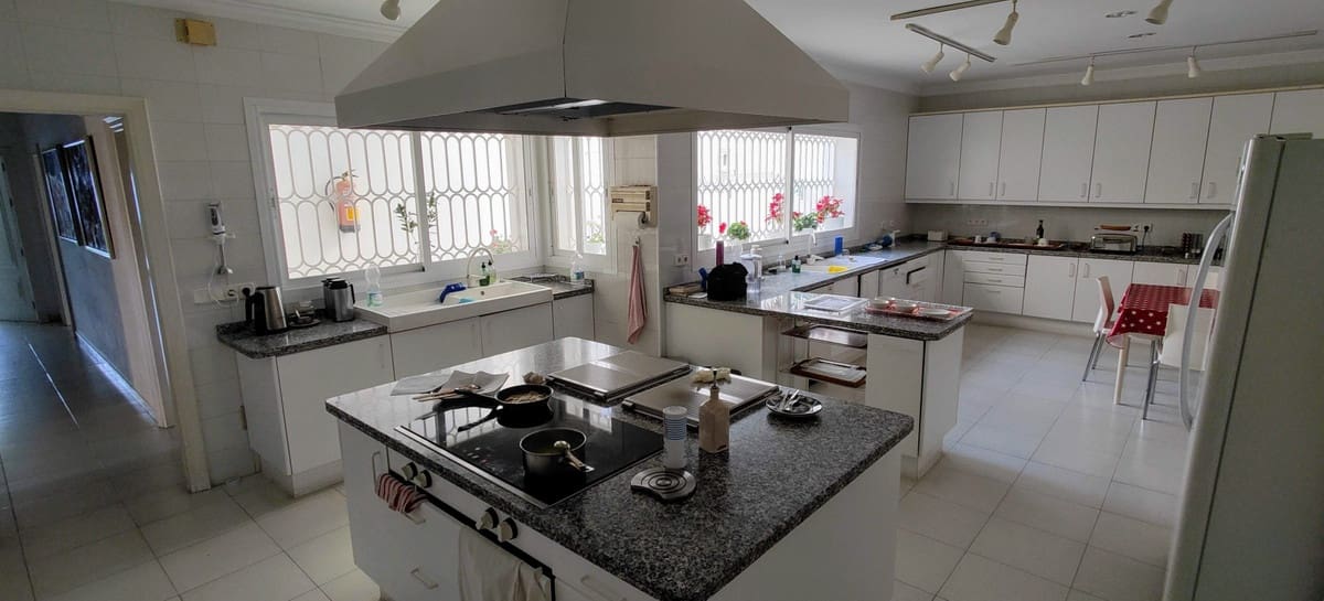 8 sypialnia Willa na sprzedaż w Guadalmina z basenem garażem - 6 000 000 € (Ref: 8441835)