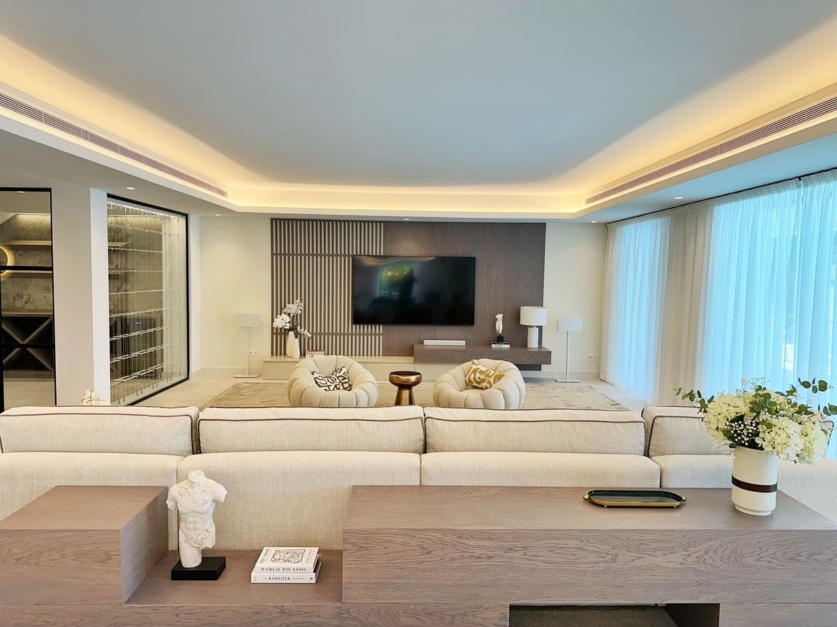 5 soverom Villa til salgs i El Madronal med svømmebasseng garasje - € 8 350 000 (Ref: 8441921)