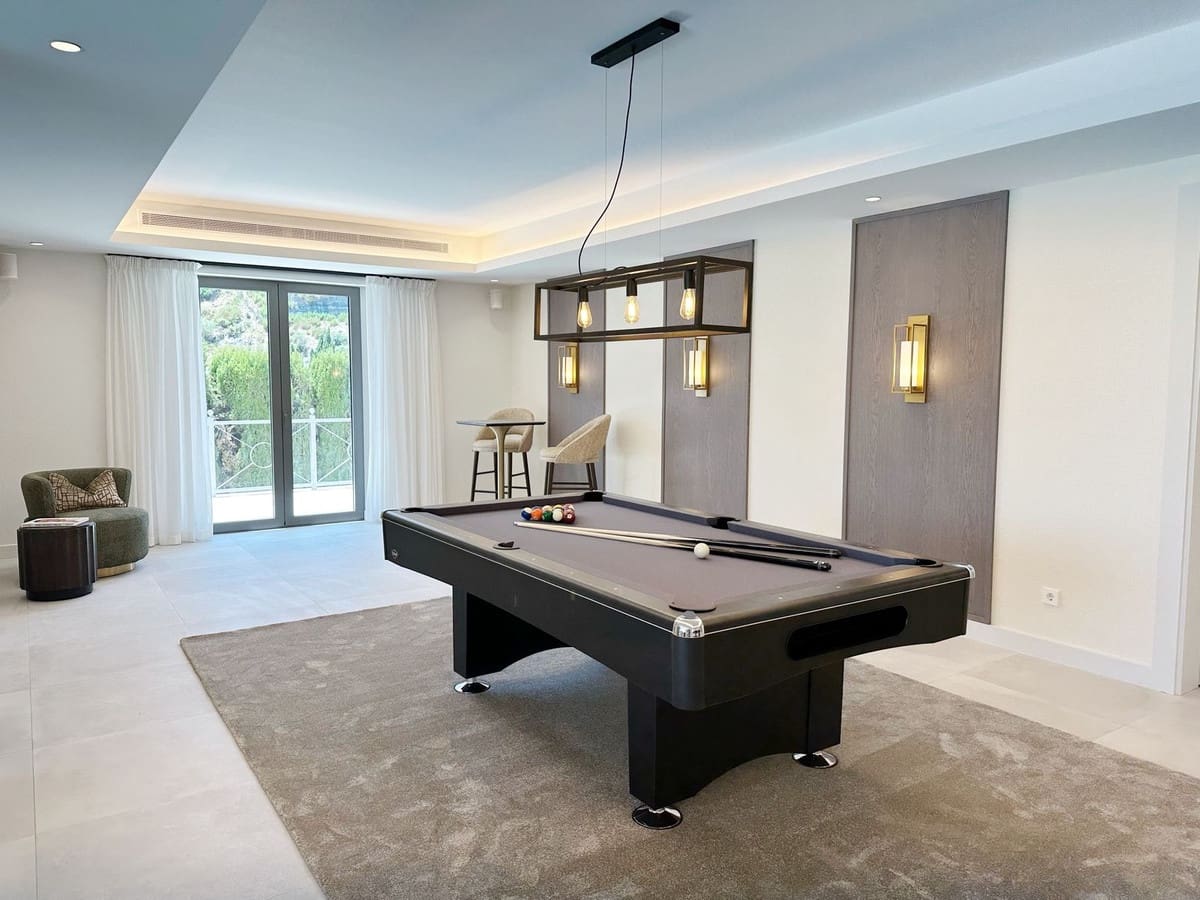 5 soverom Villa til salgs i El Madronal med svømmebasseng garasje - € 8 350 000 (Ref: 8441921)