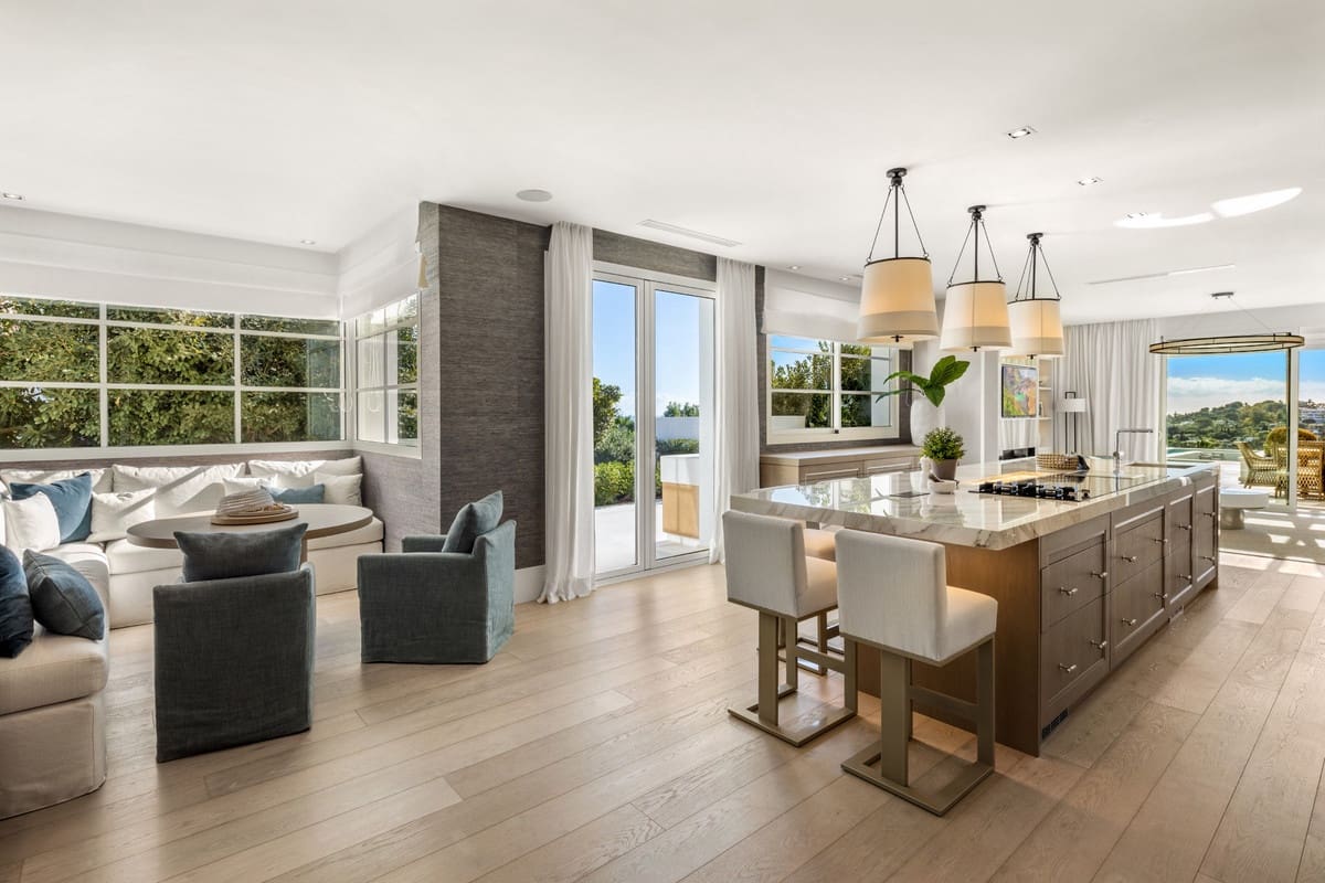 6 soverom Villa til salgs i Nueva Andalucia med svømmebasseng - € 15 450 000 (Ref: 8441963)