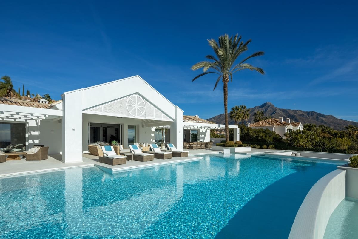 6 soverom Villa til salgs i Nueva Andalucia med svømmebasseng - € 15 450 000 (Ref: 8441963)