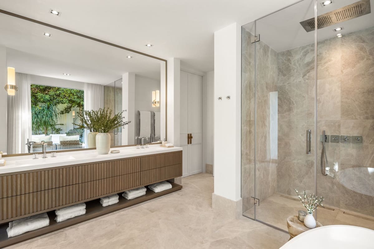 6 soverom Villa til salgs i Nueva Andalucia med svømmebasseng - € 15 450 000 (Ref: 8441963)