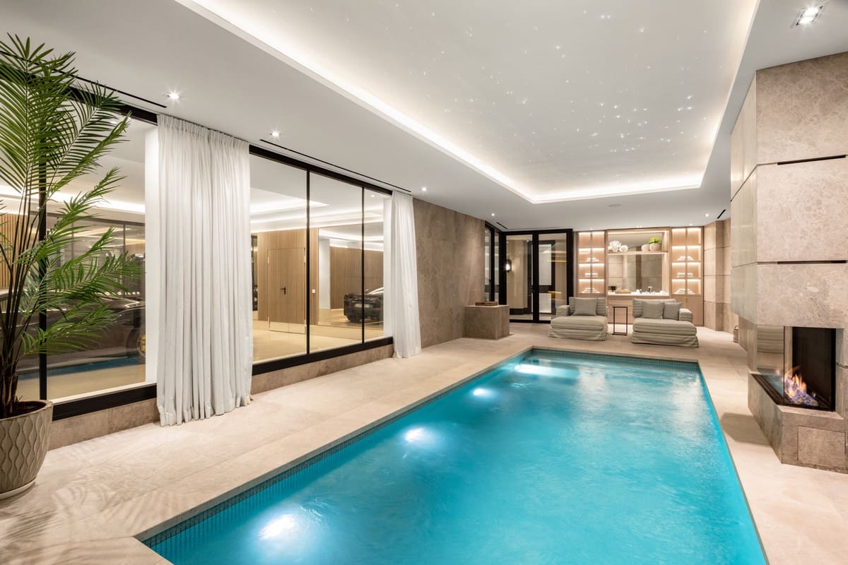 6 soverom Villa til salgs i Nueva Andalucia med svømmebasseng - € 15 450 000 (Ref: 8441963)