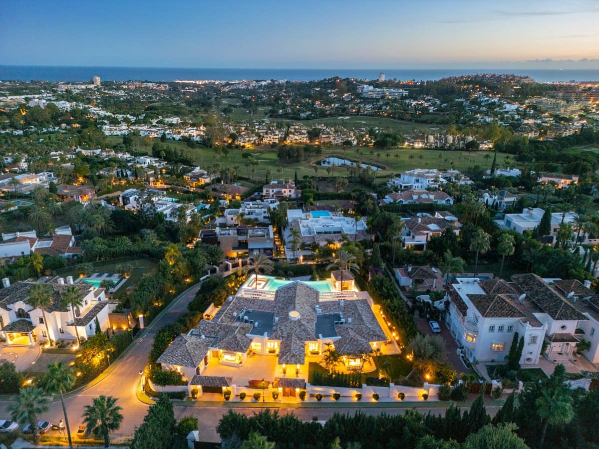 6 soverom Villa til salgs i Nueva Andalucia med svømmebasseng - € 15 450 000 (Ref: 8441963)