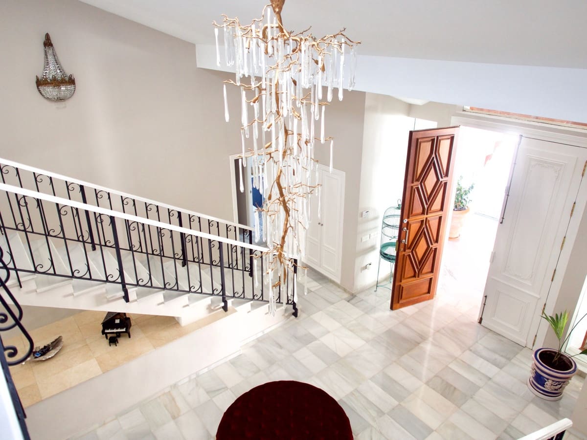 6 soverom Villa til salgs i El Paraiso med svømmebasseng garasje - € 4 298 000 (Ref: 8442003)