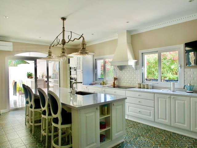 6 sypialnia Willa na sprzedaż w El Paraiso, Estepona z basenem garażem - 4 298 000 € (Ref: 8442003)