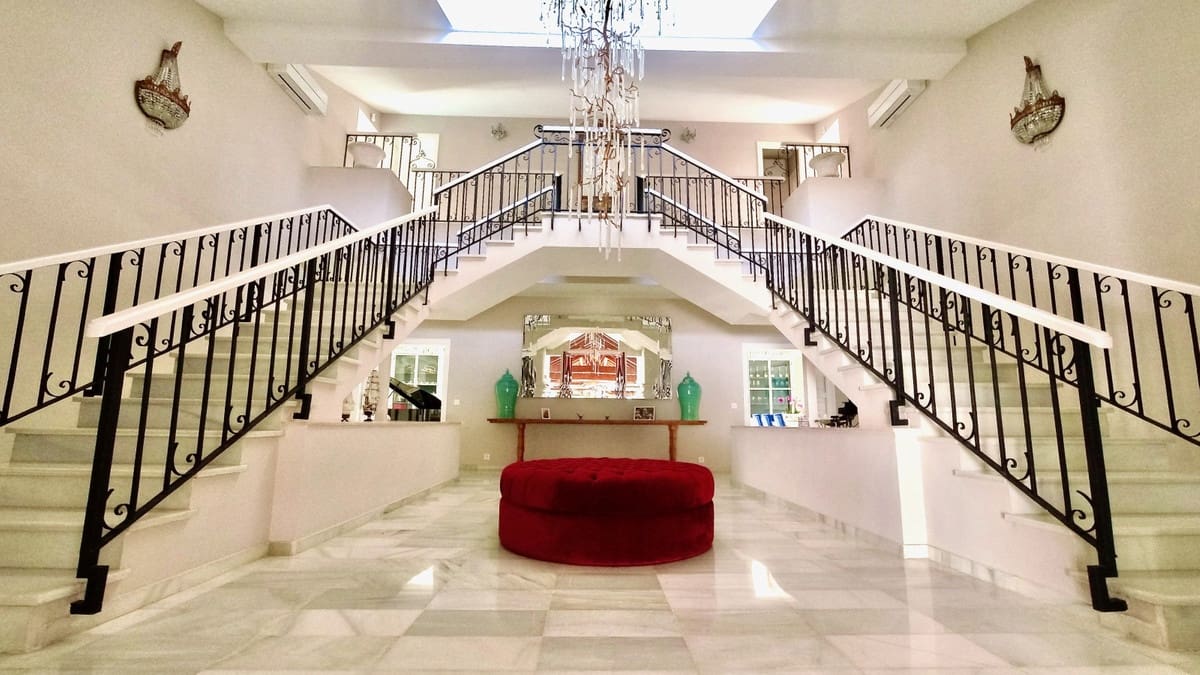 6 soverom Villa til salgs i El Paraiso med svømmebasseng garasje - € 4 298 000 (Ref: 8442003)