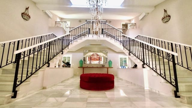 6 sypialnia Willa na sprzedaż w El Paraiso, Estepona z basenem garażem - 4 298 000 € (Ref: 8442003)