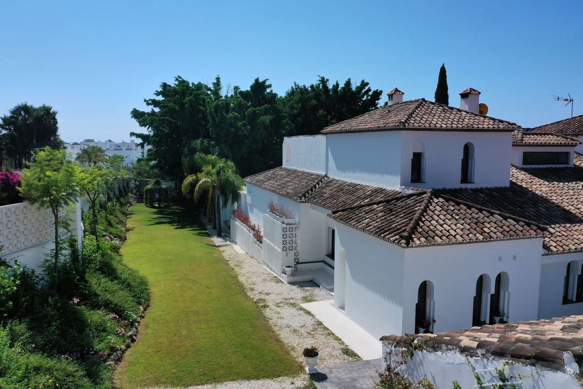 6 soverom Villa til salgs i El Paraiso med svømmebasseng garasje - € 4 298 000 (Ref: 8442003)