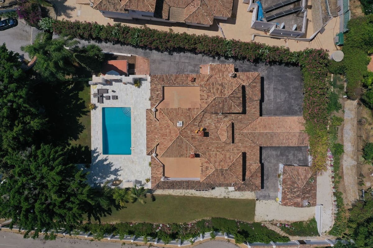 6 soverom Villa til salgs i El Paraiso med svømmebasseng garasje - € 4 298 000 (Ref: 8442003)