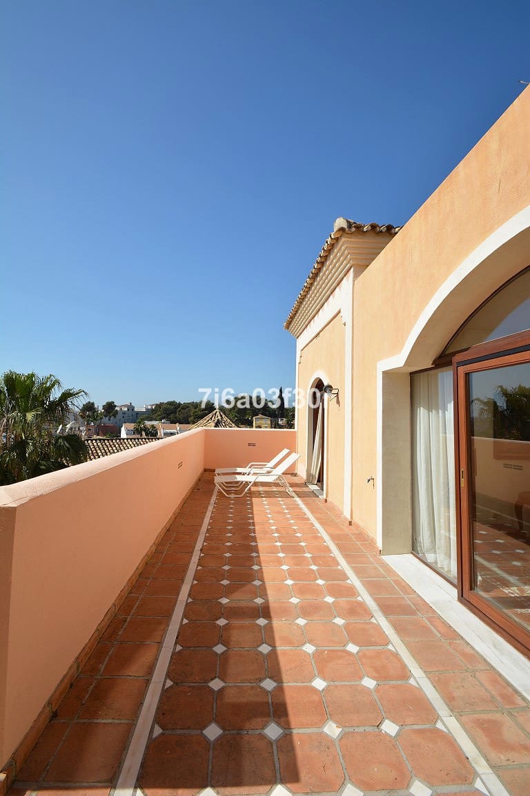 5 sypialnia Willa na sprzedaż w Nueva Andalucia z basenem garażem - 3 500 000 € (Ref: 8442029)