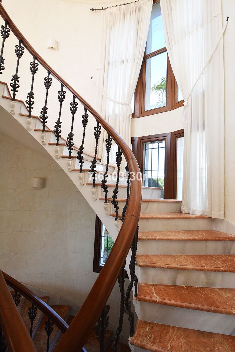 5 sypialnia Willa na sprzedaż w Nueva Andalucia z basenem garażem - 3 500 000 € (Ref: 8442029)