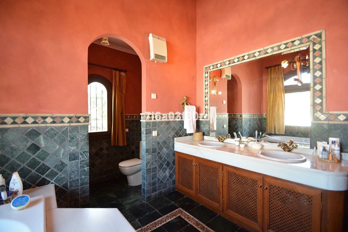 5 sypialnia Willa na sprzedaż w Nueva Andalucia z basenem garażem - 3 500 000 € (Ref: 8442029)