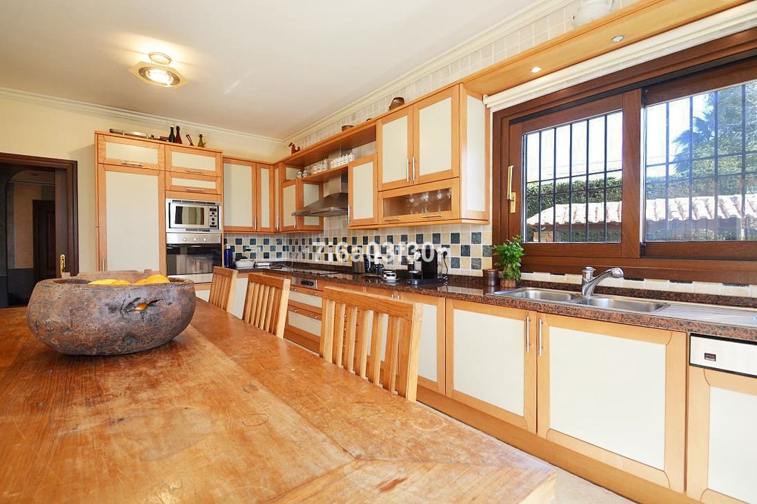 5 sypialnia Willa na sprzedaż w Nueva Andalucia z basenem garażem - 3 500 000 € (Ref: 8442029)