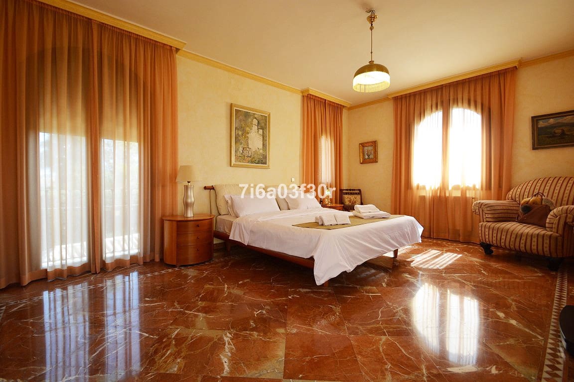 5 sypialnia Willa na sprzedaż w Nueva Andalucia z basenem garażem - 3 500 000 € (Ref: 8442029)