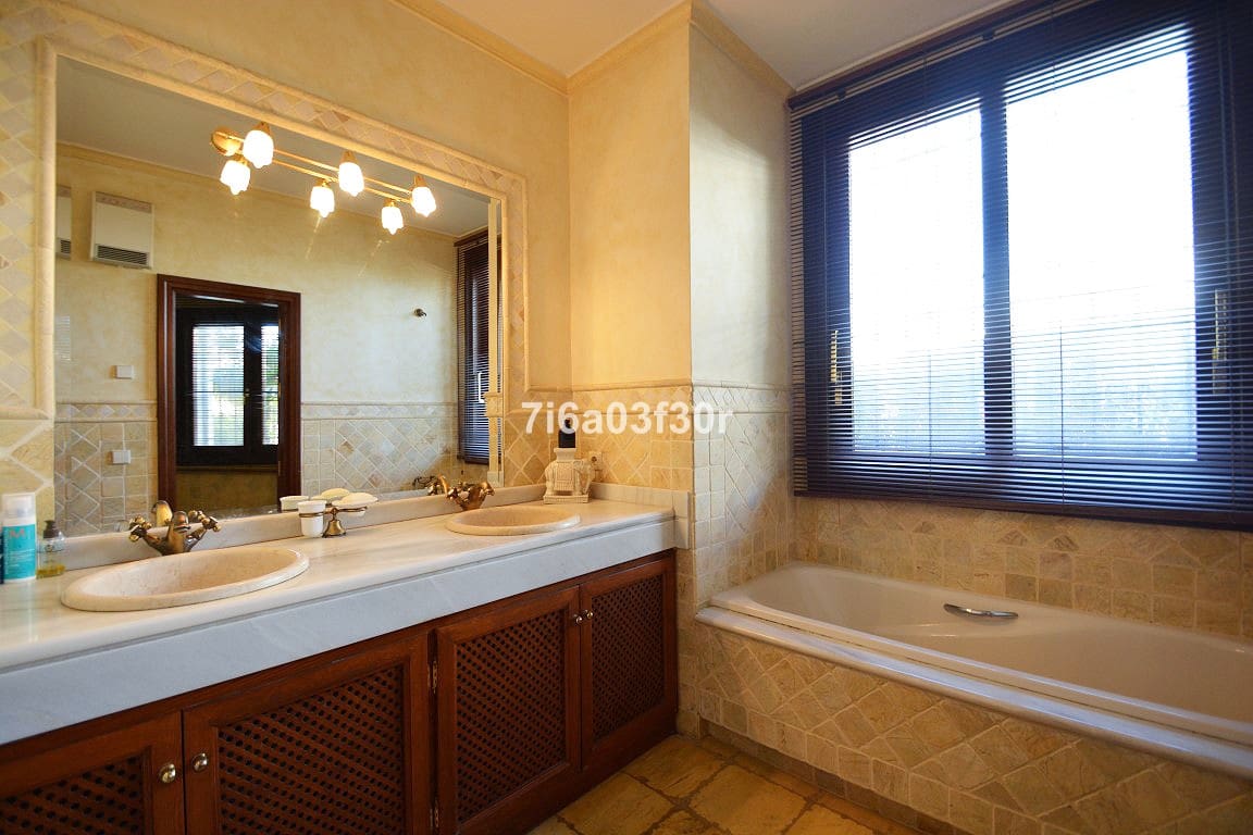 5 sypialnia Willa na sprzedaż w Nueva Andalucia z basenem garażem - 3 500 000 € (Ref: 8442029)