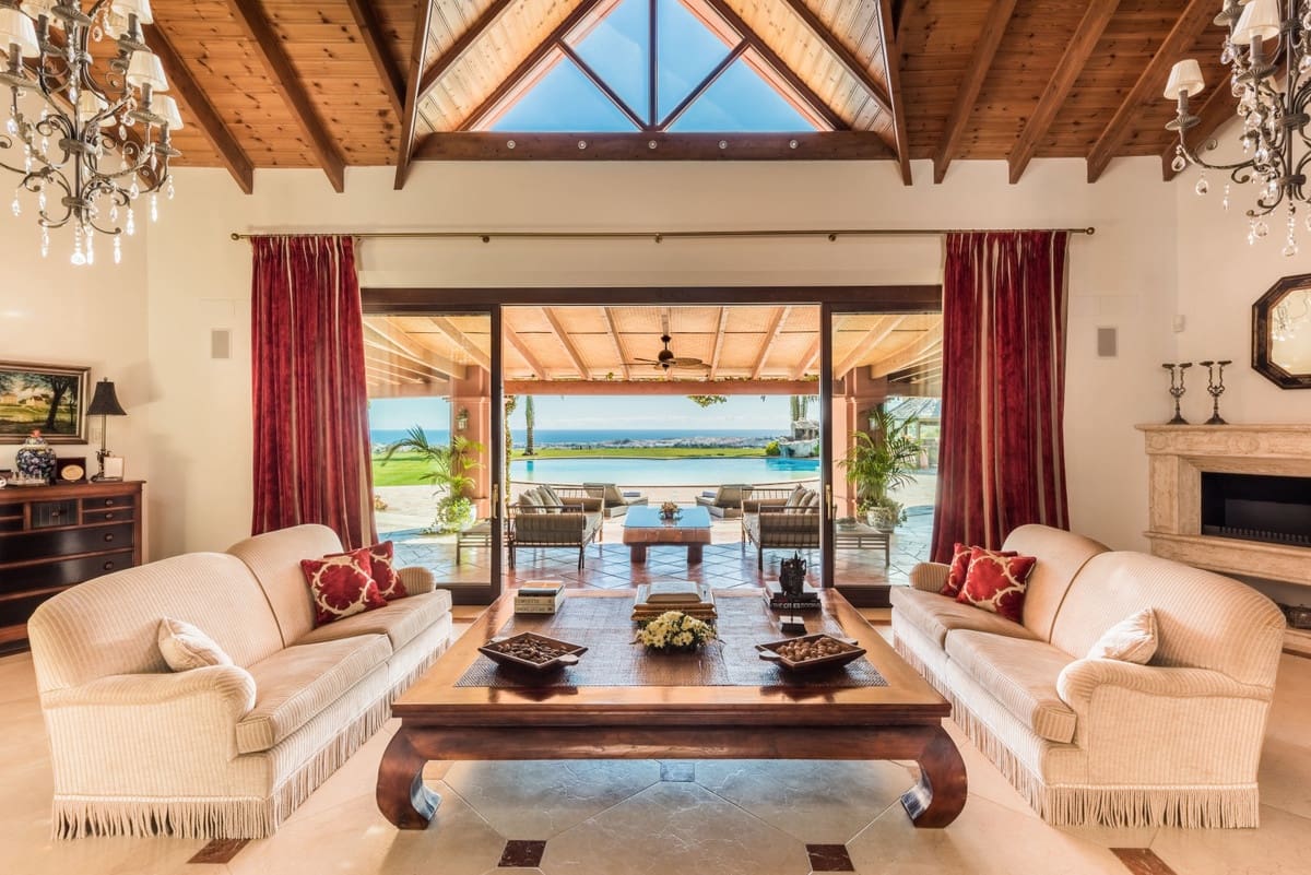 8 sovrum Villa till salu i Nueva Andalucia med pool - 11 950 000 € (Ref: 8442068)