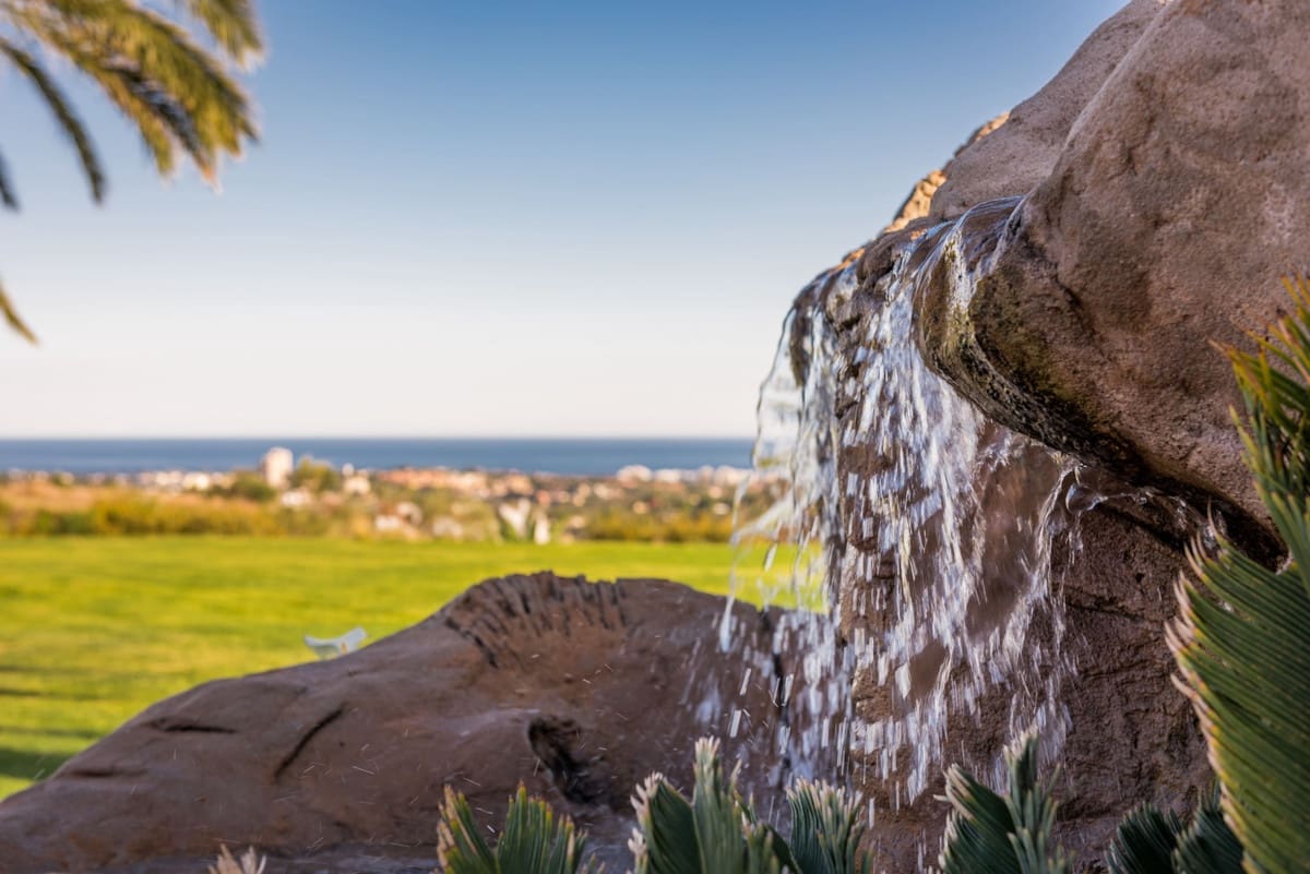 8 sovrum Villa till salu i Nueva Andalucia med pool - 11 950 000 € (Ref: 8442068)