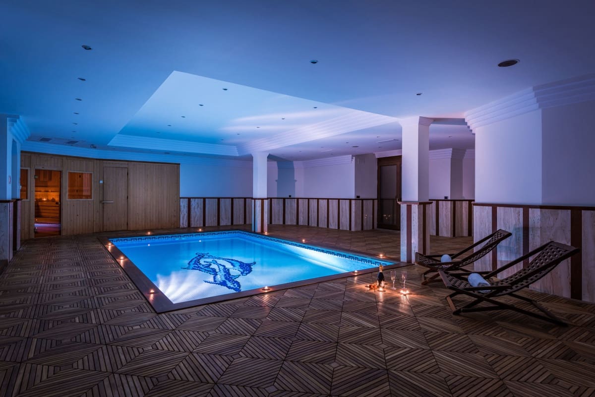 8 sovrum Villa till salu i Nueva Andalucia med pool - 11 950 000 € (Ref: 8442068)