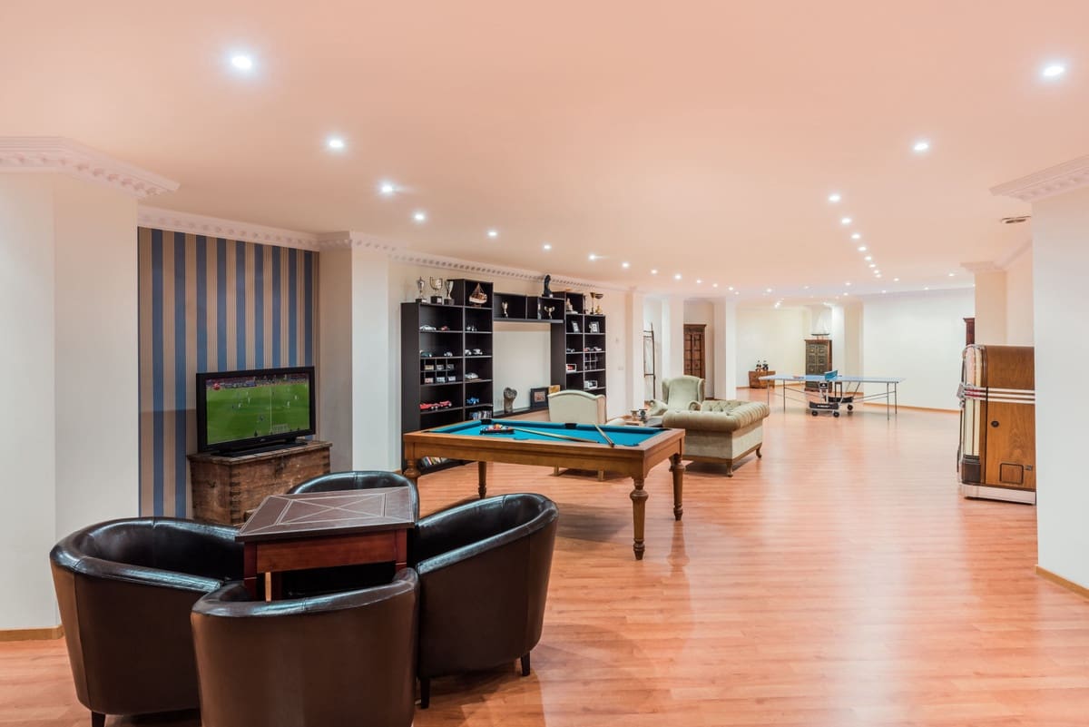 8 sovrum Villa till salu i Nueva Andalucia med pool - 11 950 000 € (Ref: 8442068)