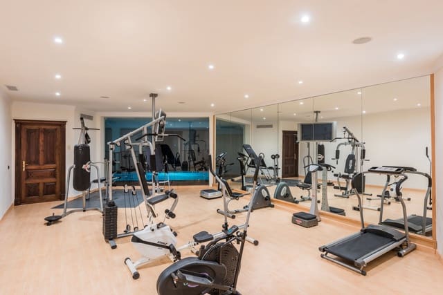 8 soverom Villa til salgs i Las Brisas, Marbella med svømmebasseng - € 11 950 000 (Ref: 8442068)