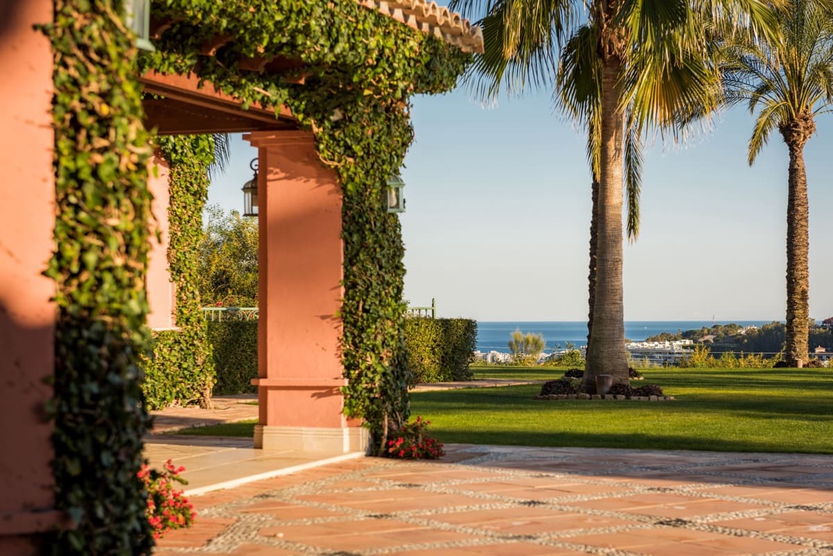 8 sovrum Villa till salu i Nueva Andalucia med pool - 11 950 000 € (Ref: 8442068)