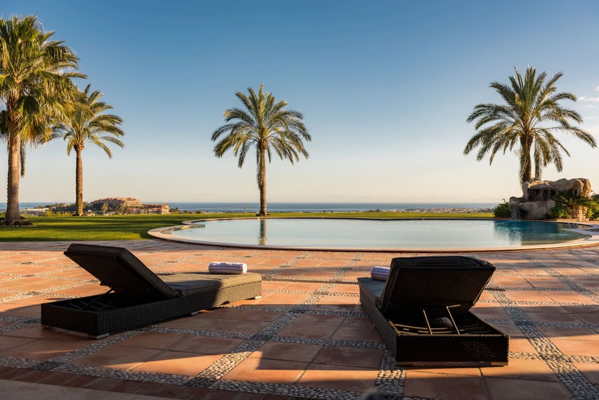 8 sovrum Villa till salu i Nueva Andalucia med pool - 11 950 000 € (Ref: 8442068)