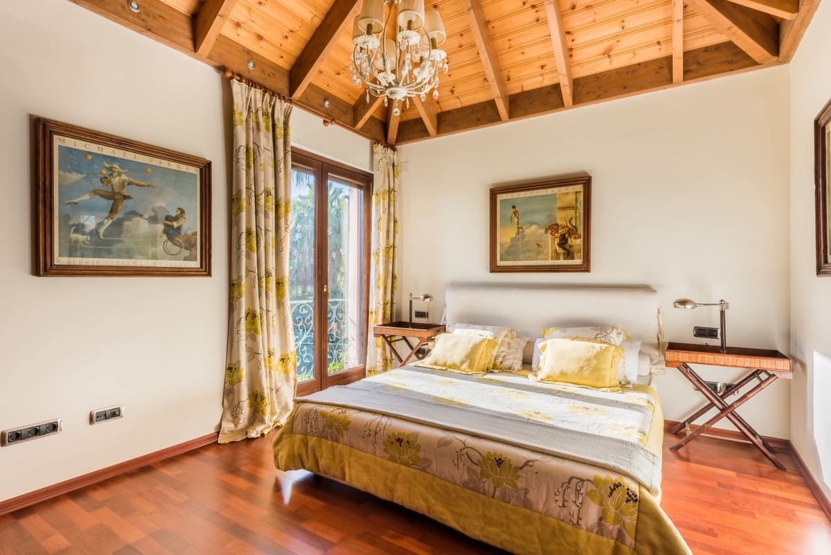 8 sovrum Villa till salu i Nueva Andalucia med pool - 11 950 000 € (Ref: 8442068)