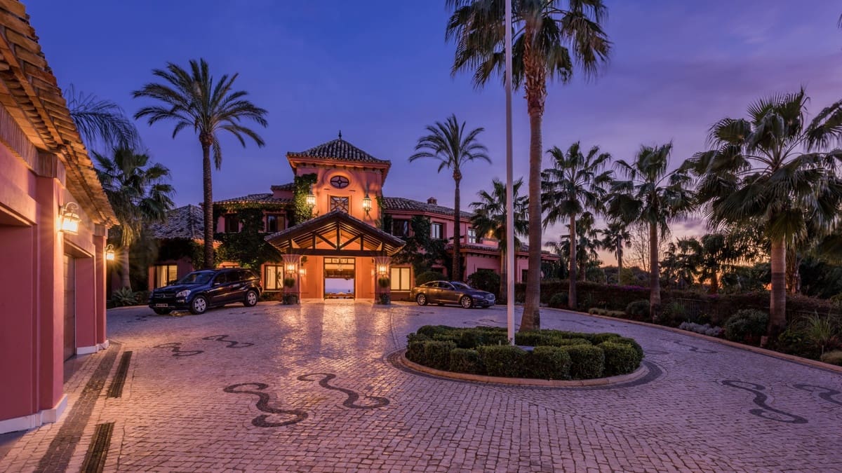 8 sovrum Villa till salu i Nueva Andalucia med pool - 11 950 000 € (Ref: 8442068)