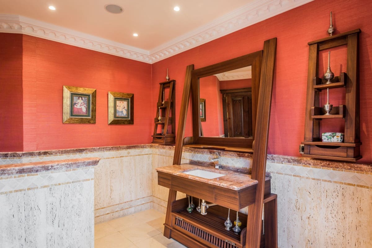 8 sovrum Villa till salu i Nueva Andalucia med pool - 11 950 000 € (Ref: 8442068)