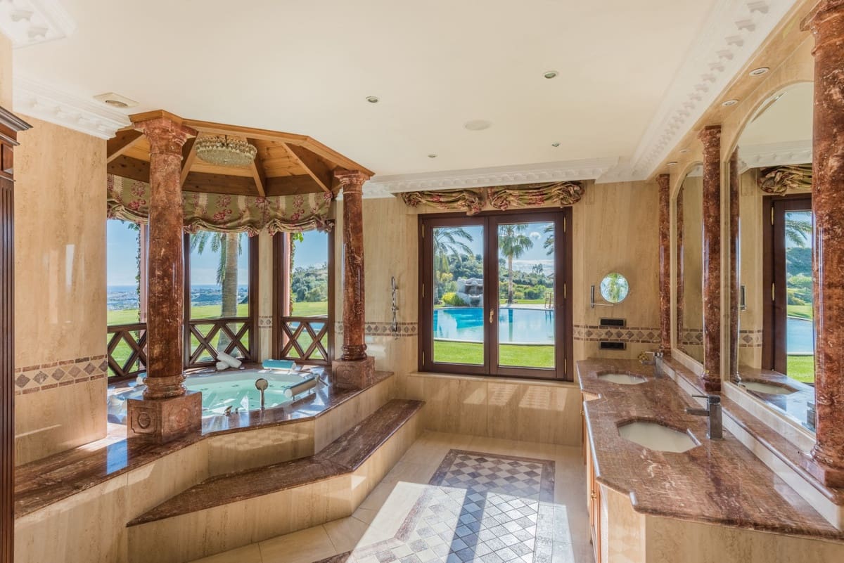 8 sovrum Villa till salu i Nueva Andalucia med pool - 11 950 000 € (Ref: 8442068)