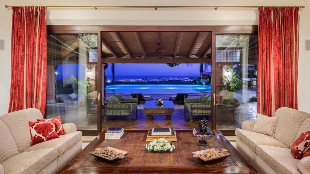 8 sovrum Villa till salu i Nueva Andalucia med pool - 11 950 000 € (Ref: 8442068)