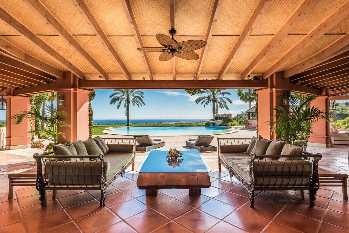 8 sovrum Villa till salu i Nueva Andalucia med pool - 11 950 000 € (Ref: 8442068)