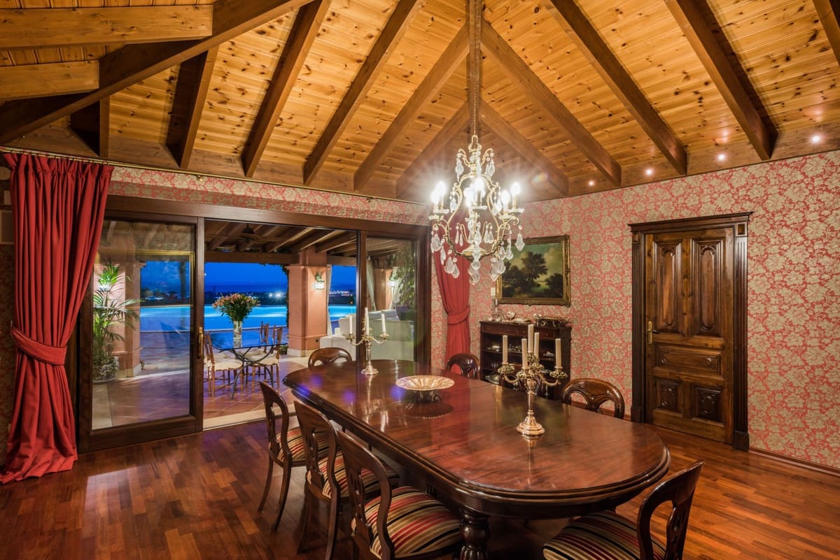 8 sovrum Villa till salu i Nueva Andalucia med pool - 11 950 000 € (Ref: 8442068)