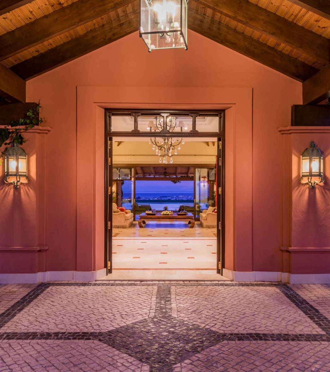 8 sovrum Villa till salu i Nueva Andalucia med pool - 11 950 000 € (Ref: 8442068)