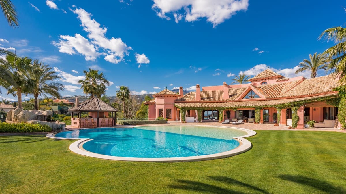 8 sovrum Villa till salu i Nueva Andalucia med pool - 11 950 000 € (Ref: 8442068)