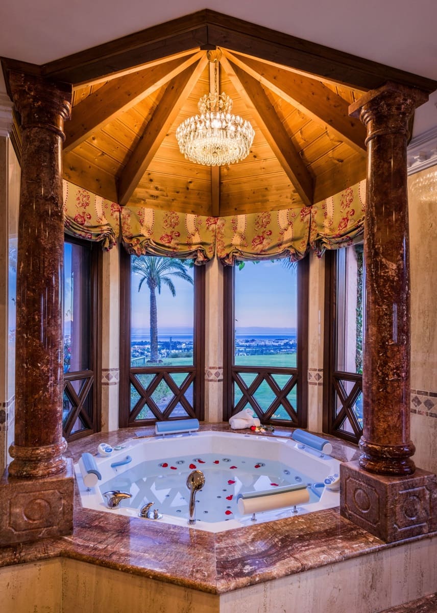 8 sovrum Villa till salu i Nueva Andalucia med pool - 11 950 000 € (Ref: 8442068)