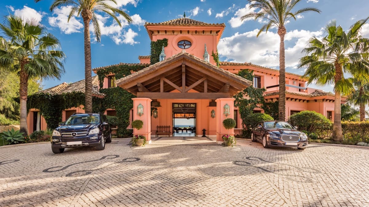 8 sovrum Villa till salu i Nueva Andalucia med pool - 11 950 000 € (Ref: 8442068)