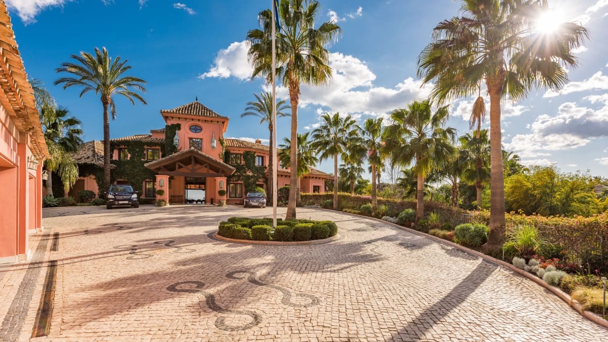 8 sovrum Villa till salu i Nueva Andalucia med pool - 11 950 000 € (Ref: 8442068)