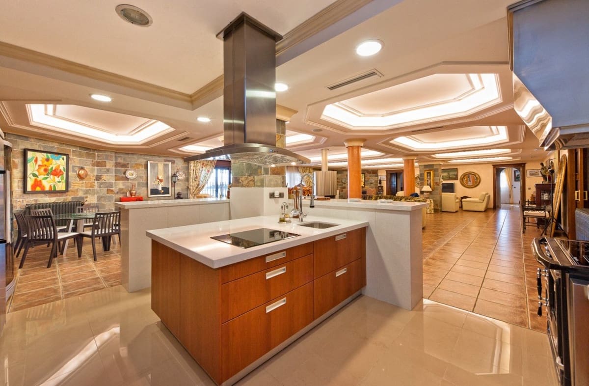 7 bedroom Villa for sale in La Cala de Mijas with pool garage - € 5,600,000 (Ref: 8442073)