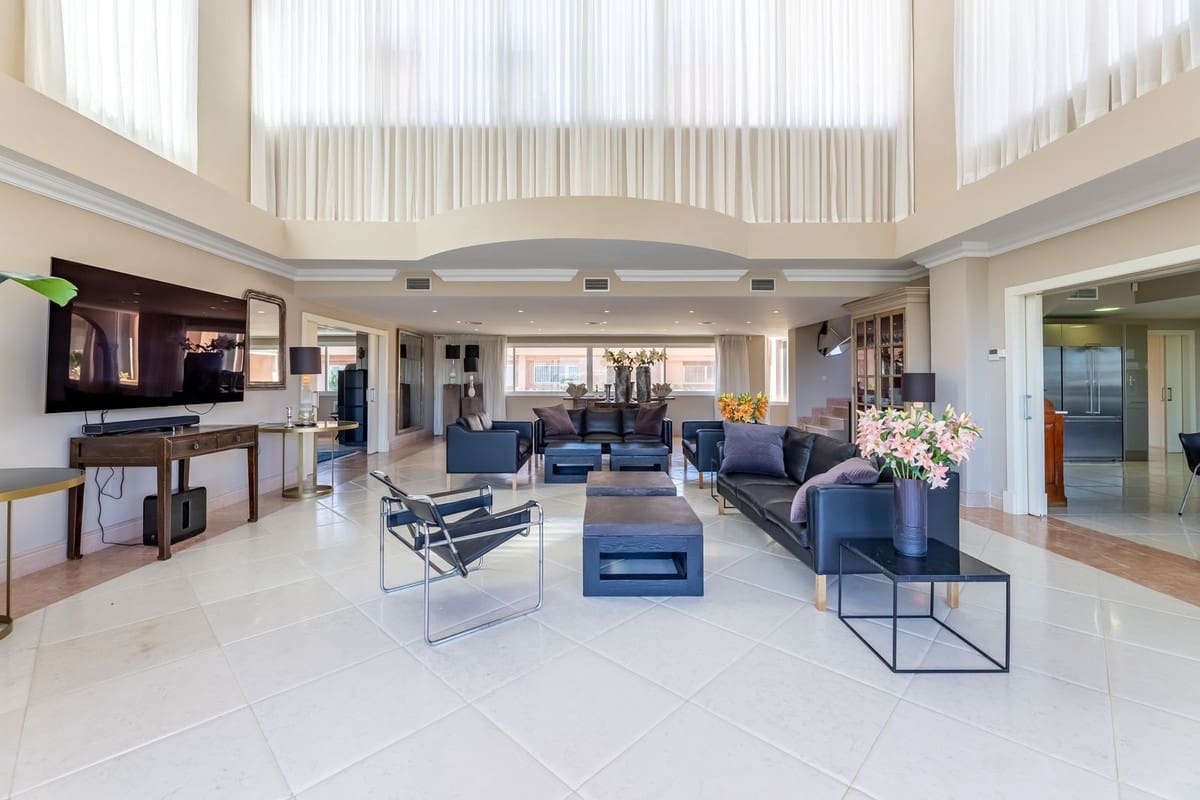 5 soverom Penthouse til salgs i Nueva Andalucia med svømmebasseng garasje - € 3 700 000 (Ref: 8442093)