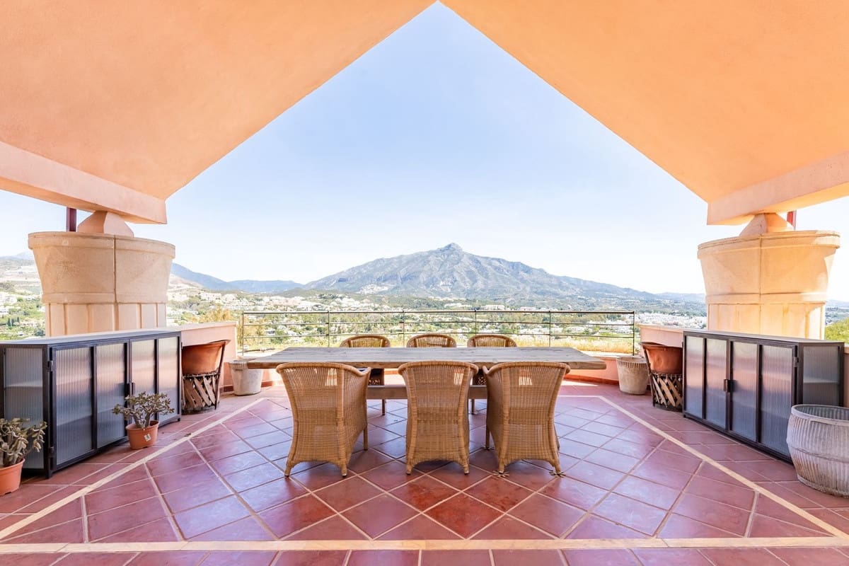 5 soverom Penthouse til salgs i Nueva Andalucia med svømmebasseng garasje - € 3 700 000 (Ref: 8442093)