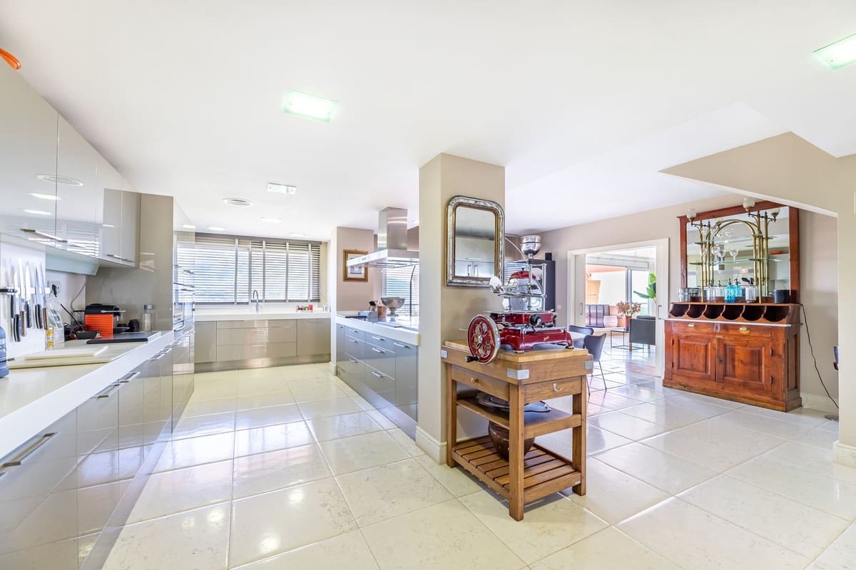 5 soverom Penthouse til salgs i Nueva Andalucia med svømmebasseng garasje - € 3 700 000 (Ref: 8442093)