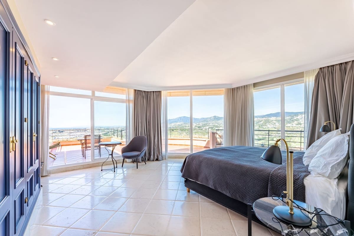 5 soverom Penthouse til salgs i Nueva Andalucia med svømmebasseng garasje - € 3 700 000 (Ref: 8442093)