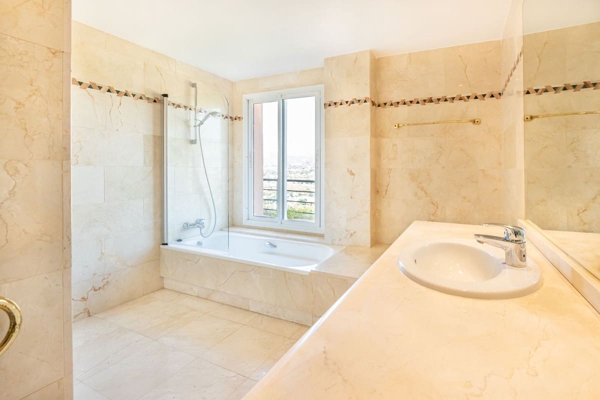 5 soverom Penthouse til salgs i Nueva Andalucia med svømmebasseng garasje - € 3 700 000 (Ref: 8442093)