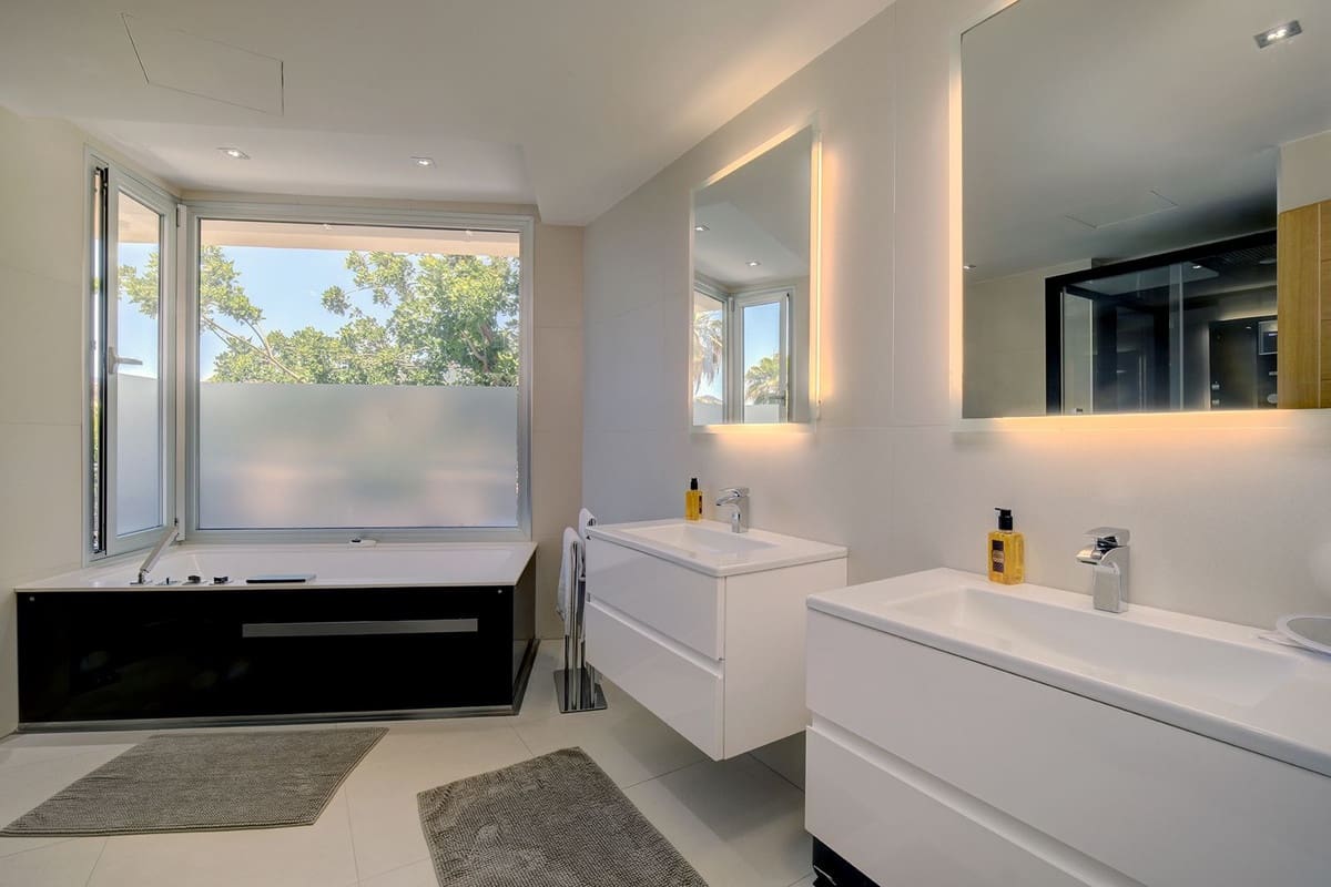 5 soverom Villa til salgs i Nueva Andalucia med svømmebasseng garasje - € 3 950 000 (Ref: 8442102)